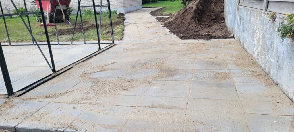 Ny belægning og sandfyldning i havegang